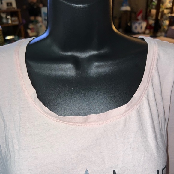 Old Navy Boyfriend Style Scoop Neck T-Shirt - Picture 3 of 6